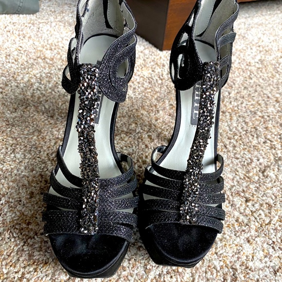 📦DONATING 3/1📦Vera Wang Formal Heels - Picture 2 of 6